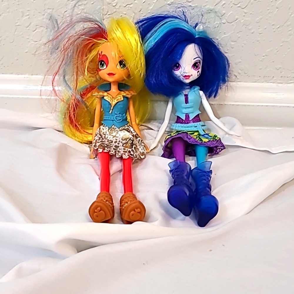 Apple Jack and Vinyl Scratch dolls